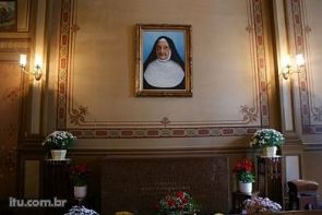 Imagem de: T�mulo de Madre Maria Teodora