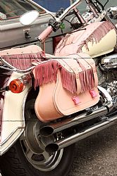 Ser mulher motociclista é usar cor-de-rosa?