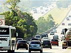 Imagem de: Feriado ter� mais de meio milh�o de carros nas rodovias da regi�o