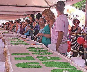 Corte do bolo gigante marca comemoração dos 401 anos de Itu