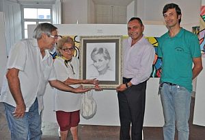 Diva Pereira Mendes recebe quadro de Luciano Luz
