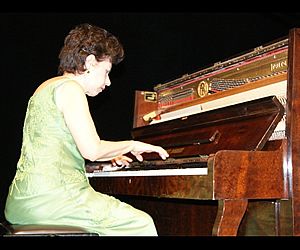 Pianista Eudóxia de Barros faz apresentação marcante no Temec