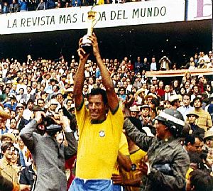 Карлос поднимает над головой кубок чемпионата Мира 1970 года