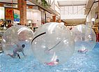 Imagem de: "Acquaball" é atração de férias do Plaza Shopping Itu