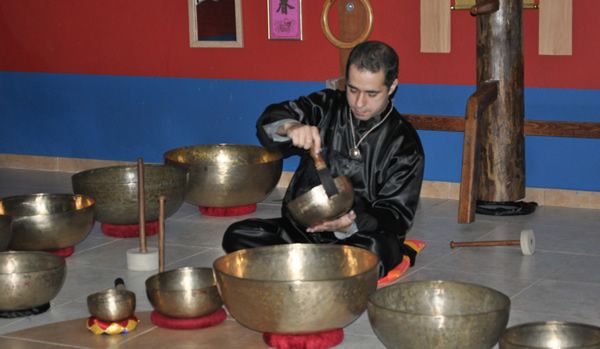 Centro de Cultura Chinesa promove meditação com sinos tibetanos