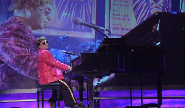 Tributo a Elton John é atração na Sala Palma de Ouro neste sábado