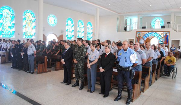 Agentes de segurança participam de missa na Igreja São Cristóvão