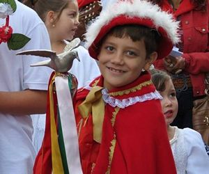F� e tradi��o: Desfile do Divino re�ne milhares de pessoas em Itu