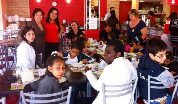 Panificadora Tula promove café da manhã para crianças da Adevisa