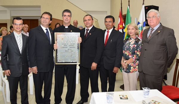 Padre Genival Pessoto recebe título de Cidadão Ituano