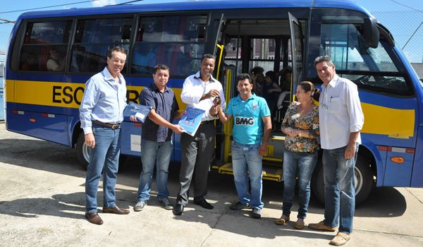 Prefeitura de Porto Feliz entrega micro-ônibus à APAE