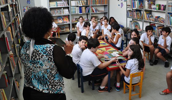 Alunos do Colégio Almeida Júnior visitam a Biblioteca Municipal
