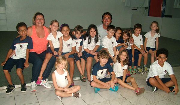 Treinador do Clube de Cãompo instrui alunos do Colégio Almeida Júnior