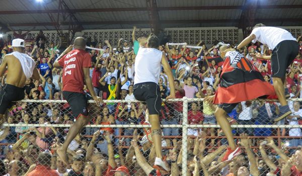 Torcida de Itu comemora o título no Estádio Novelli Júnior