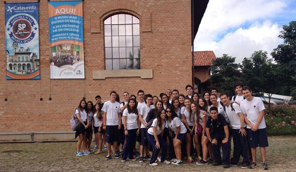 Alunos do Colégio Almeida Júnior visitam Projeto Catavento
