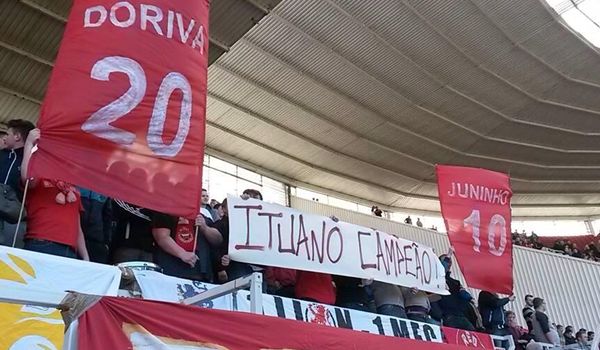 Torcedores do Middlesbrough celebram título paulista do Ituano