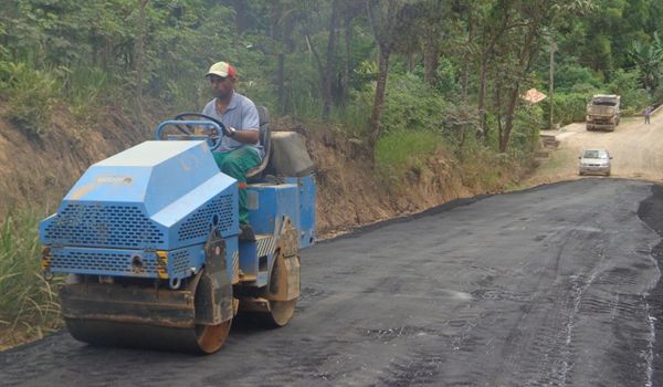 Trecho da estrada rural no Apotribu começa a ser asfaltado