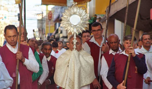 Procissão de Corpus Christi atrai milhares de pessoas ao Centro de Itu