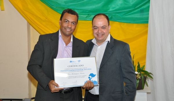Prefeito de Porto Feliz recebe prêmio do Sebrae-SP