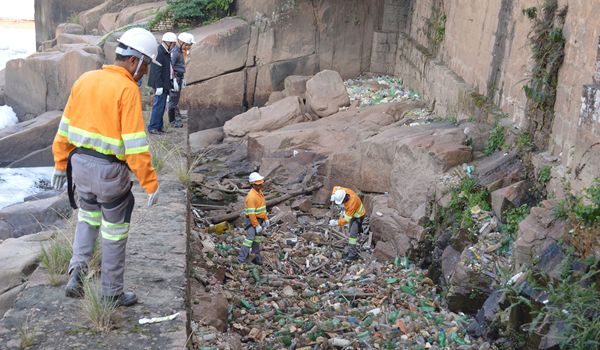 Retiradas 2,6 toneladas de lixo do Rio Tietê em Salto