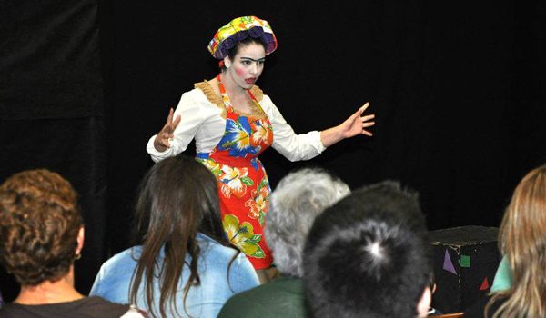 Alunos do curso de teatro apresentam peça durante Semana Cultural