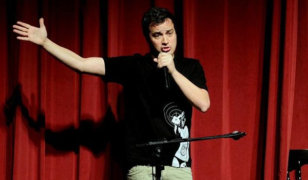 Rafael Cortez apresenta show de humor no Teatro Brasil Kirin