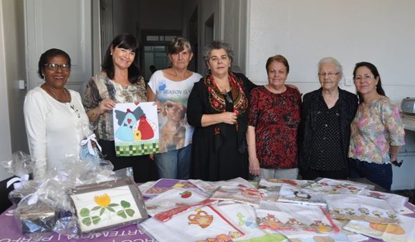 Projeto Girassol recebe doação de artesanato de alunas da EMIA