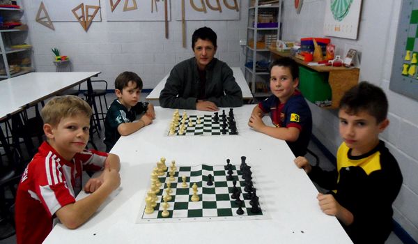 Alunos do Colégio Almeida Júnior têm aulas de xadrez