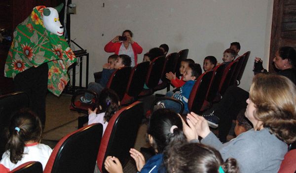 Espetáculo teatral diverte crianças da rede municipal de ensino