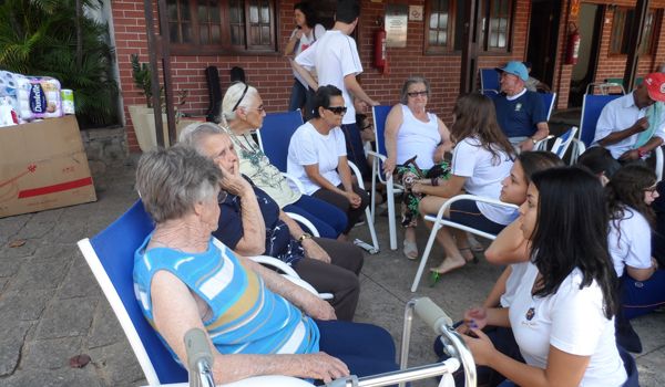 Alunos do Almeida Júnior visitam centro de convivência para idosos