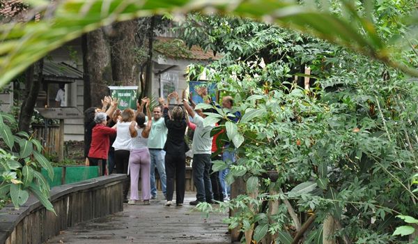 Bosque Alceu Geribello recebe oficina de plantio e dança circular