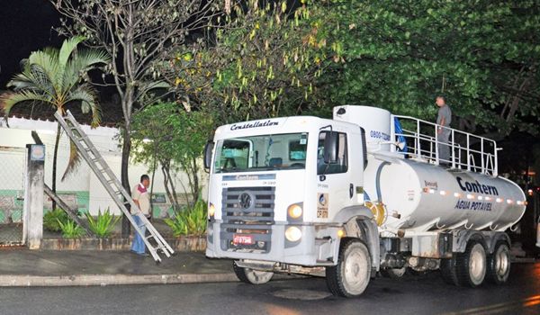 Caminhões-pipa atendem quatro bairros de Itu nesta terça-feira