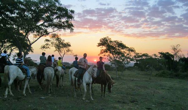 Chácara do Rosário promove Cavalgada do Pôr do Sol com happy hour
