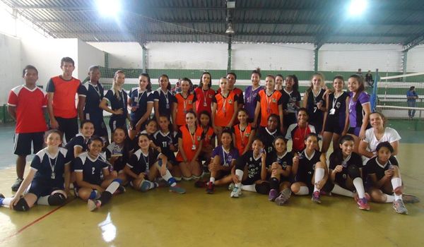 Torneio de vôlei feminino é realizado no bairro Cidade Nova