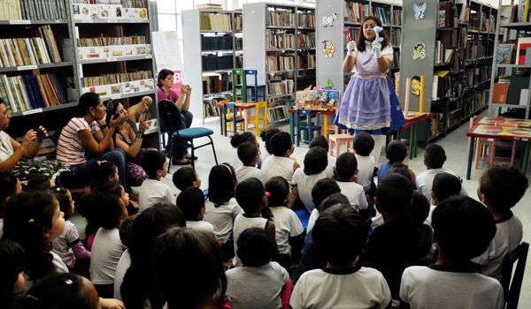 Crianças participam de contação de histórias na biblioteca municipal