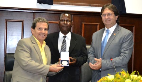 Roberto do Coral recebe a Medalha e Diploma Zumbi dos Palmares