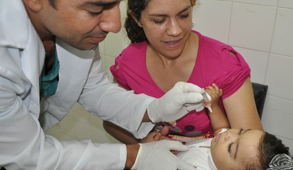 "Dia D" vacina crianças contra sarampo e paralisia infantil