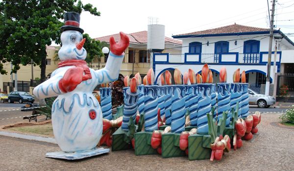 Decoração e música na praça são atrações do Natal em Porto Feliz