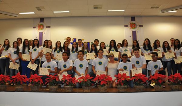 Centro Municipal de Línguas realiza formatura de 45 alunos