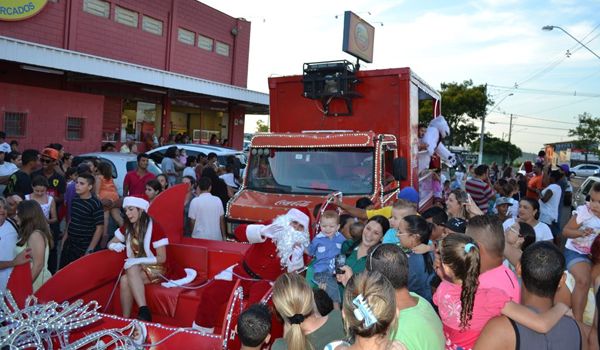 Caravana da Coca-Cola passa pela região do Pirapitingui