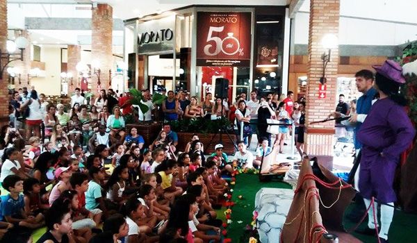Peça "Pocahontas" reúne centenas de pessoas no Plaza Shopping Itu