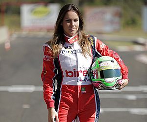 Apresentadora da Record se prepara para o Campeonato Schin de Kart