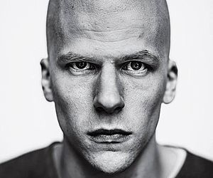 Confira o visual de Jesse Eisenberg como o vilão Lex Luthor