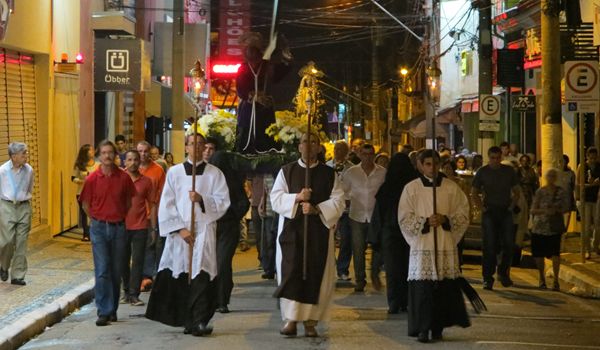 Procissão de Passos reúne centenas de fiéis no Centro de Itu