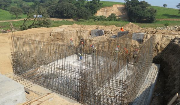 Obras da adutora Mombaça prosseguem com a construção de elevatórias