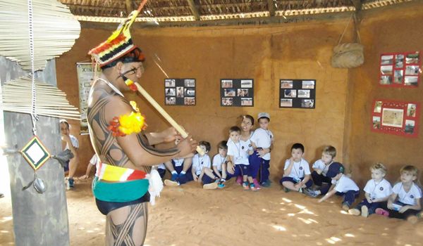 Alunos do Colégio Almeida Júnior comemoram o Dia do Índio
