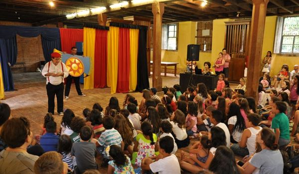 Apresentação do "Circo de Pulgas" reúne grande público em Itu