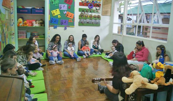 Berçário do Colégio Monteiro celebra Dia das Mães com aula de música
