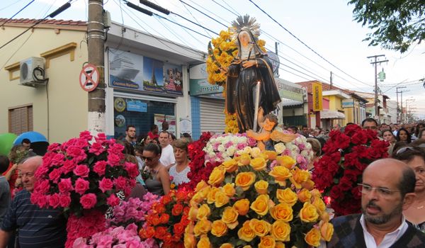 Tradicional procissão de Santa Rita emociona milhares em Itu