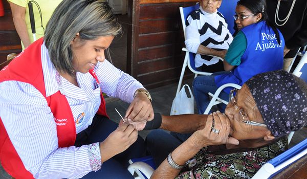 Hipermercado realiza ação voluntária no Centro Dia para Idosos